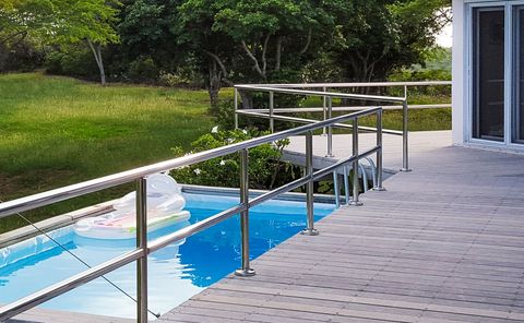 Double-line flush railing in polished 316 stainless steel on an outdoor patio deck