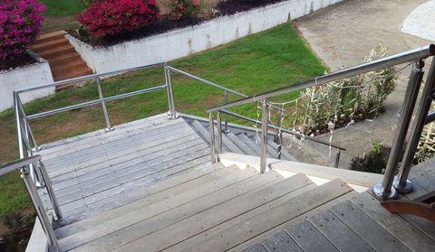 Double-line flush railing on an outside staircase
